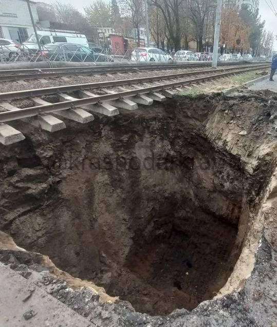 С 8 марта в Краснодаре перекроют Московскую улицу для решения проблемы провалов  Специалисты заменят водопровод и установят новые колодцы.   Полная реконструкция коллектора займет четыре месяца и улучшит водоотведение для жителей поселка Российского и крупных ЖК.  Ваши видео высылайте нам в бот     Подпишись поделись      Прислать  видео новость