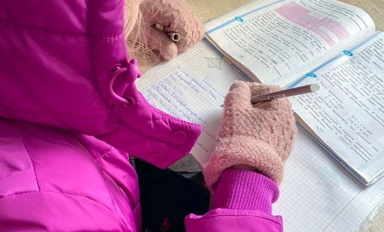 В Тирасполе уроки сократили из за холода В тираспольских школах продолжительность занятий уменьшили до 30 минут из за низкой температуры в классах Подача горячей воды на левом берегу Днестра начнётся 17 октября а отопление в жилых домах государственных и частных учреждениях планируют включить с 21 октября Отопительный сезон стартует почти через три недели после введённого 2 октября режима экономии газа Хотя обещанный период ограничений полторы недели завершился 13 октября меры фактически продолжают действовать MIR24MOLDOVA Подпишись