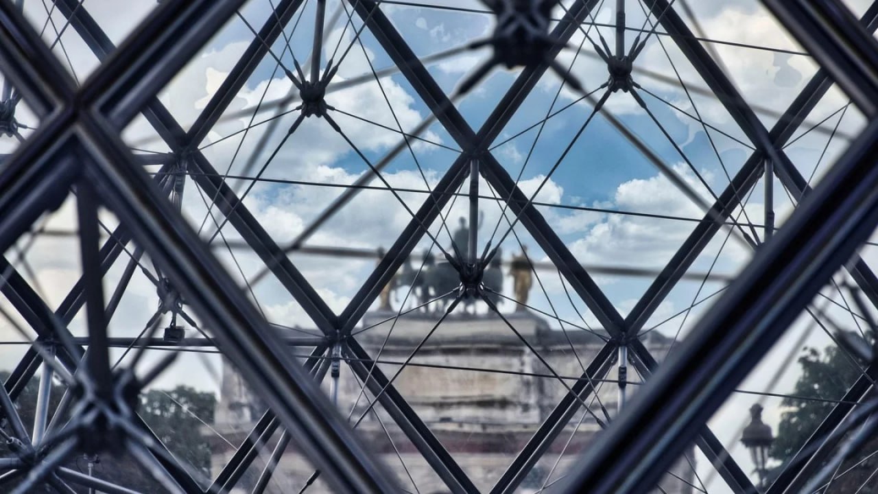 Далеко не профи полиция задержала всех подозреваемых в ограблении Лувра Полиция задержала ещё четырёх фигурантов дела о дерзком ограблении Лувра Об этом пишут местные СМИ Новые фигуранты двое мужчин 38 и 39 лет и две женщины 40 лет и 31 год Все они из пригорода Парижа Теперь все возможные участники восемь человек находятся под стражей Некоторым из них троим мужчинам и одной женщине предъявлены обвинения По словам прокурора Лор Беко бандиты оказалась совсем не профессионалами Не самые опытные преступники прежде уже попадались на кражах Однако похищенные драгоценности до сих пор не нашли Ущерб напомним оценивается в 88 миллионов евро Предыстория есть в цепочке постов выше Грабители вынесли сокровища за считаные минуты По мнению властей продать ценности невозможно они слишком известны Однако их пытались сбыть в даркнете за десятки миллионов евро реплай Фото Рixabay t me orda kz