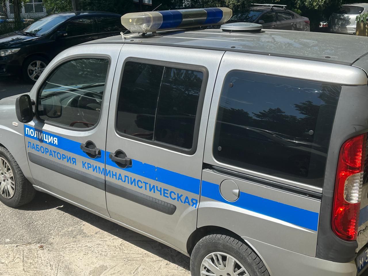 В Новороссийске 31 летний приезжий предстанет перед судом по обвинению в краже мобильного телефона из тележки в строительном магазине Обвиняемый убедившись в отсутствии свидетелей подобрал пароль к телефону сбросил настройки выбросил сим карты и оставил телефон себе Полиция изъяла гаджет и вернула владельцу Уголовное дело передано в суд Максимальное наказание за кражу до пяти лет лишения свободы Отметить наш канал Подписывайтесь на канал полиции города героя Новороссийска