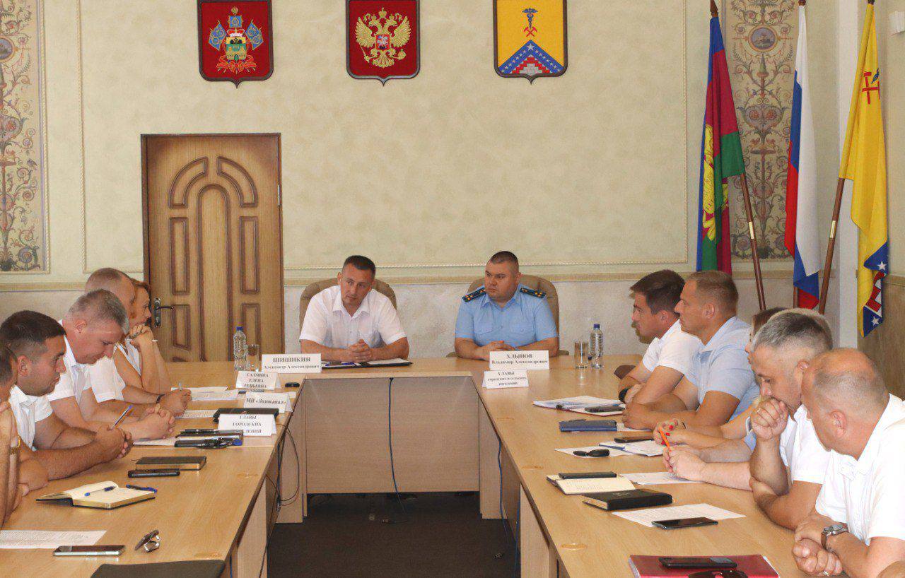 Прокурором Гулькевичского района проведено межведомственное совещание по вопросам обеспечения водоснабжением населения Под председательством прокурора района проверено межведомственное совещание по вопросу организации водоснабжения населения Гулькевичского района. На встрече с главами муниципального района, городских и сельских поселения, руководителем ресурсоснабжающей организации рассмотрены вопросы соблюдение требований к обеспечению надежности, безопасности и эффективности водоснабжения, снижение аварийности в данной сфере, факты предоставления коммунальной услуги ненадлежащего качества. По итогам совещания прокурором района даны поручения о разработке и принятии инвестиционной программы, обеспечении контроля исполнения мероприятий производственной программы, строительстве скважин в целях бесперебойной работы системы водоснабжения. Исполнения поручений находится на особом контроле прокуратуры района.
