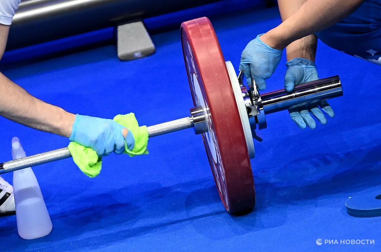 EWF отменил юниорский ЧЕ по тяжелой атлетике в Польше из за отказа в выдаче виз россиянам Новым местом проведения чемпионата Европы станет Албания Турнир пройдет в октябре 2026 года EWF в очередной раз подтвердила свою твердую и неизменную позицию о том что спорт должен оставаться вне политики Федерация выступает за инклюзивность равные возможности и единство в спорте и не приемлет дискриминации по политическим или геополитическим признакам особенно в то время когда во всем мире растет напряженность в этой области EWF по прежнему привержена защите прав спортсменов на честное участие в соревнованиях без политических барьеров говорится в заявлении организации Подписывайтесь на РИА Новости Спорт в MAX