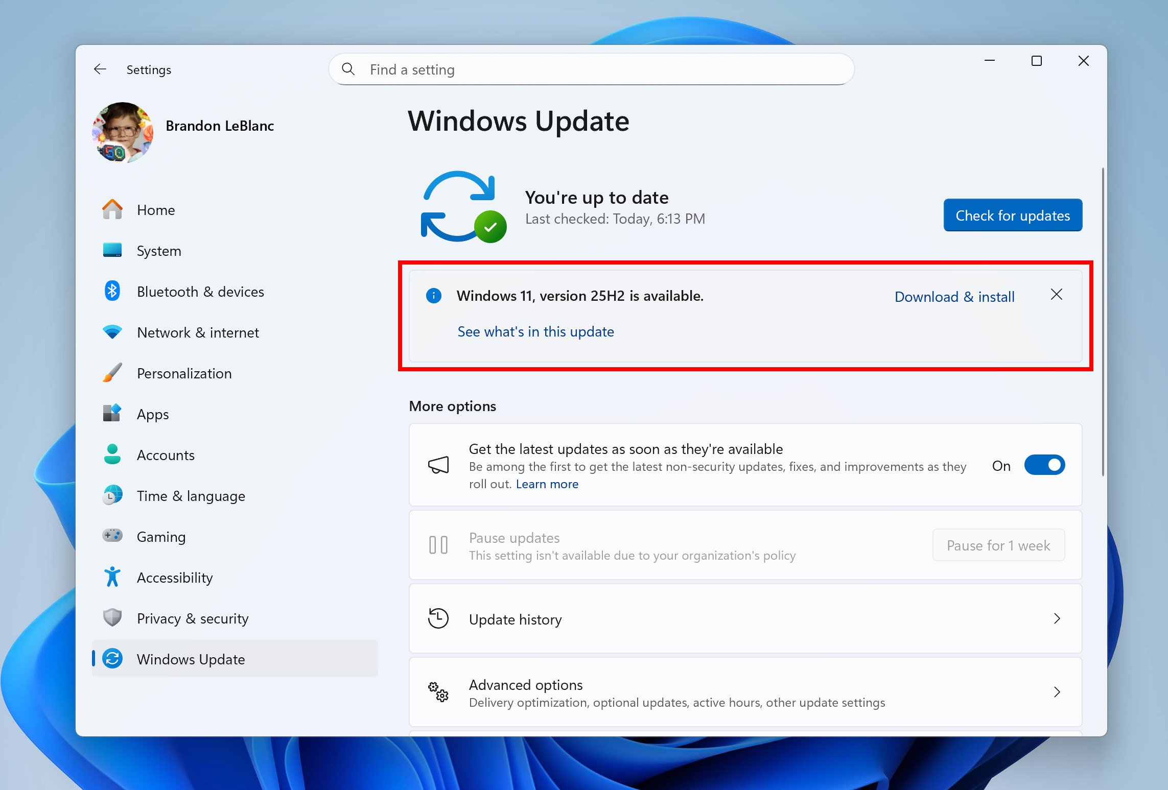 Релиз Windows 11 25H2 уже скоро Сборка Windows 11 версии 25H2 26200 5074 стала первой в канале Release Preview что говорит о финальной полировке и скором выходе системы для всех Microsoft отмечает что в 25H2 сосредоточилась на оптимизации и исправлении проблем и эта версия будет получать те же фичи и улучшения что и 24H2 Также компания продолжает избавляться от старого софта из системы удалены устаревшая оболочка командной строки PowerShell 2 0 и утилита WMIC Windows Management Instrumentation Command line Мой Компьютер