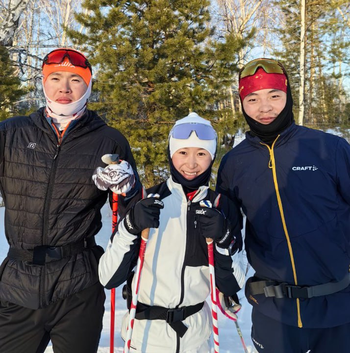 Китайские спортсмены прибудут на Сахалин для участия в чемпионате России по лыжным гонкам Соревнования 0 пройдут в Южно Сахалинске На данный момент известно что приедет сборная команда России в полном составе за исключением Савелия Коростелева и Дарьи Непряевой они примут участие в Олимпийских играх в Италии в нейтральном статусе 0 Также на остров приедут спортсмены провинции Хейлундзян Китайской Народной Республики Мэн Хун Лян Ян Лу и Лю Го Вей Они примут участие во всех дисциплинах кроме эстафеты Как рассказал директор спортшколы олимпийского резерва зимних видов спорта Михаил Шамсутдинов основной состав сборной страны прибудет в Южно Сахалинск 16 февраля С 17 числа участники приступят к тренировочному процессу и будут проходить акклиматизацию Начнутся соревнования с 25 февраля Фото минспорт Сахалинской области   SakhalinMedia в       подпишись 18