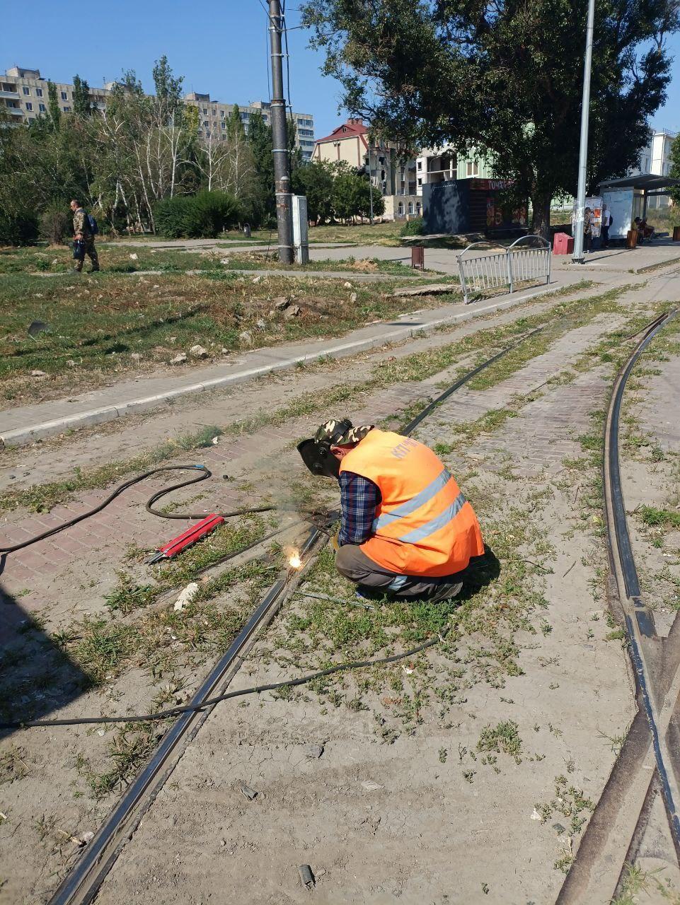 Мариупольские транспортники отремонтировали свыше 300 погонных метров одиночного пути Работы выполнили сотрудники службы по обслуживанию и ремонту пути МУП «Мариупольтранс». На 325 погонных метрах трамвайного полотна они отремонтировали рельсовые стыки и крестовины, заменили путевые тяги и шпалы. «Проведенные работы позволят обеспечить бесперебойное движение трамвайных вагонов в условиях повышенной температуры атмосферного воздуха», — подчеркнули в МУП «Мариупольтранс».