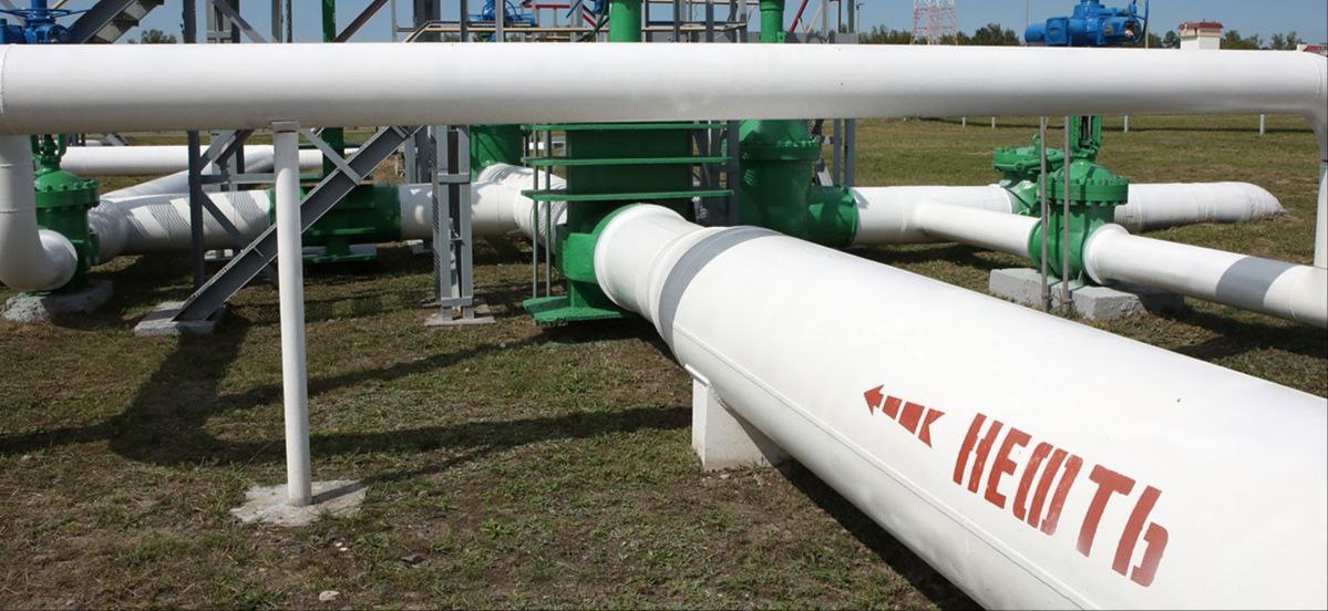 Казахстан снижает экспортную пошлину на нефть четвертый раз за год С 1 декабря 2025 года ставка таможенной пошлины на поставляемые из Казахстана за рубеж нефть и светлые нефтепродукты составляет 66 за тонну передает Нефть и газ Казахстана Это на 2 за тонну или на 3 меньше чем в ноябре 2025 года Причина снижение цен на нефть KEBCO и Brent Не изменились ставки экспортной пошлины для мазута 30 за тонну вакуумного газойля 60 за тонну битума 15 17 4 по текущему курсу за тонну сжиженного углеводородного газа нулевая Читайте также В Казахстане вводят полугодовой запрет на вывоз нефтепродуктов Logistan info Логистика Экономика