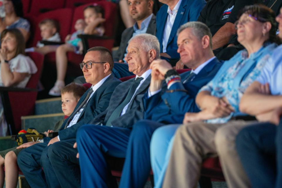 Депутаты фракции ЛДПР провели рабочие встречи в Мариуполе. Заместитель Председателя Народного Совета ДНР Андрей Крамар и депутат Эмиль Фисталь встретились с председателем политической партии ЛДПР и делегацией депутатов Госдумы во время их визита в город. Парламентарии встретились с главой Мариуполя Антоном Кольцовым, обсудив актуальные вопросы и проекты, важные для развития региона. В рамках визита депутаты также посетили городской Центр детского и юношеского творчества, которому партия оказывает поддержку. Во время встречи приняли участие представители партийного аппарата и местной религиозной общины, что подчеркнуло важность сотрудничества различных структур для улучшения жизни в городе.