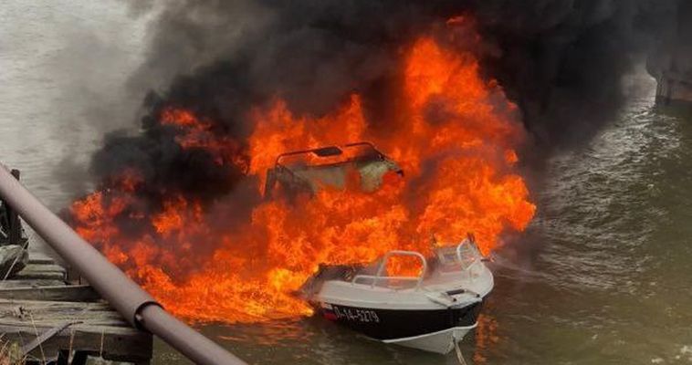 В Петропавловске-Камчатском сгорел катер На улице Петра Ильичёва произошёл пожар, в результате которого полностью сгорел катер «Ямаха-Т25». Как сообщили "ЧП Камчатка" в МЧС, огонь быстро охватил судно из-за горючего углепластикового корпуса. Спасатели не смогли его потушить. — Пламя моментально распространилось по всему катеру, — пояснили в ведомстве. К счастью, никто не пострадал.