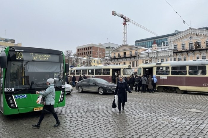 Работникам общественного транспорта Екатеринбурга вновь поднимут зарплаты В Екатеринбурге сотрудникам общественного транспорта поднимут зарплаты. Об этом сообщил заместитель главы Екатеринбурга Рустам Галямов. — В течение прошлого года мы дважды поднимали заработную плату сотрудникам метро. Благодаря этому удалось остановить отток кадров с предприятия. В конце этого года запланировано еще одно повышение примерно на 20%. Зарплаты вырастут как в метро, так и в Гортрансе, — передает пресс-служба мэрии слова чиновника.