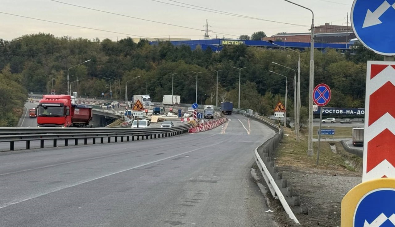 Автодор утвердил бесплатный объезд платного участка М 4 Дон в Ростовской области Госкомпания Автодор определила альтернативный бесплатный маршрут для объезда участка трассы М 4 Дон в Ростовской области который станет платным после реконструкции в 2027 году Бесплатный объезд протяженностью 74 км будет проходить по дорогам 60К 30 и 60Н 254 через Михайловское сельское поселение Шахты и Новочеркасск с выходом на развязку в районе 1038 го километра трассы Реконструкция участка с 933 го по 1024 й км началась в мае 2025 года и включает расширение до шести полос строительство новых развязок и мостов После завершения работ бесплатным для проезда по территории Ростовской области останется только участок М 4 с 1038 го по 1063 й километр который дублируется восточным обходом Ростова Подписаться на Новости Ростова Прислать новость   Мы в Max rostovnews61