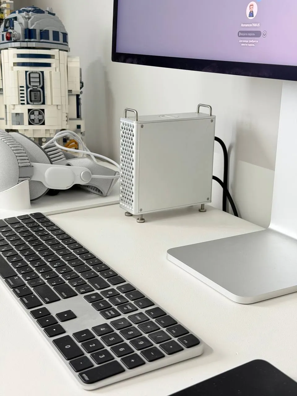 Apple работает над Mac Neo Не MacBook а именно Mac Бюджетный Mac Neo получит дизайн Mac Mini чип A19 Pro и 12 ГБ ОЗУ Корпуса будут разноцветными источники сообщают об использовании пластика и вероятно Mac Neo станет чем то вроде Apple TV Главное цена 299 долларов MacBook Neo перевернул рынок бюджетных ноутбуков а Mac Neo похоронит рынок домашних и офисных ПК