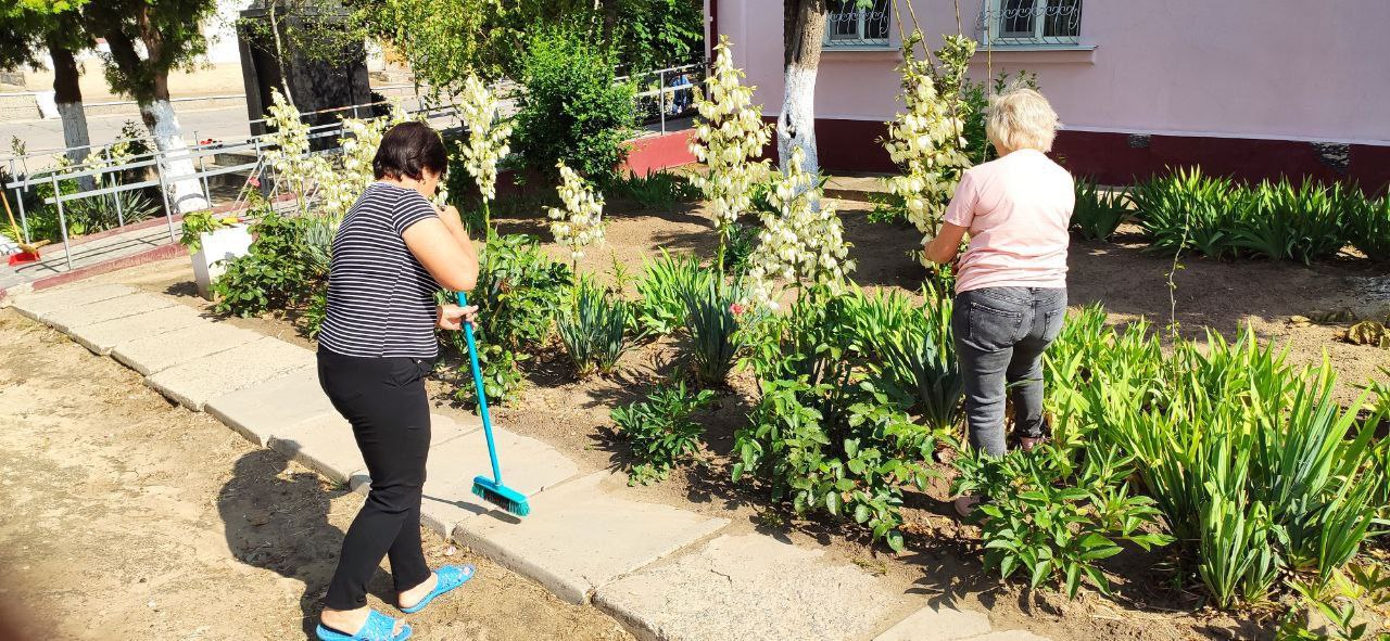 В поселке Днепряны работники коммунальной службы провели масштабную уборку улиц и остановок Были очищены улицы Шевченко,1 Мая, Новомаячковская, Новолагерская, Новоодесская, Вишневая. Общий маршрут, на котором они работали, составил почти четыре километра Особое внимание при выполнении работ уделялось покосу травы, что очень важно в засушливый летний период. Регулярная уборка улиц и благоустройство территории – это лишь малая часть повседневной работы.При этом организована она ответственно и оперативно. Благодаря стараниям коммунальщиков Днепряны остаются чистым и ухоженным поселком Благодарим за добросовестный труд!