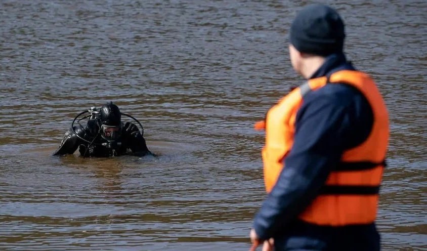 В Башкирии пропал подводный охотник Накануне на озере Чебаркуль вблизи села Давлетово Абзелиловского района трое друзей занимались подводной охотой Двое выплыли а третий мужчина 1980 года рождения пропал Сейчас его ищут водолазы bash ufa