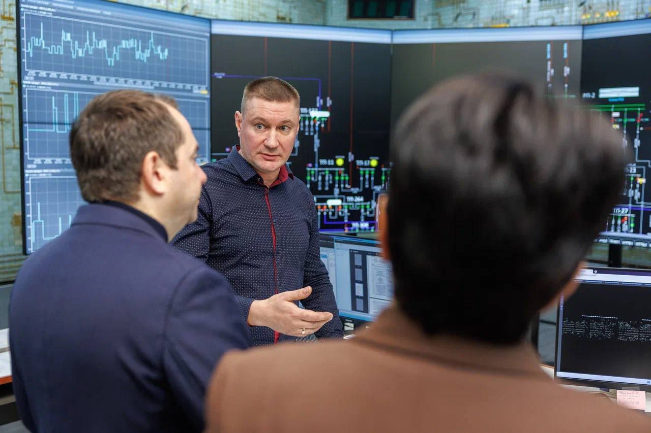 Посетил «Мурманскую областную электросетевую компанию» – вторую в регионе по объёму передачи электроэнергии    Более 400 профессионалов в суровых условиях Севера ежедневно дарят свет и тепло от Умбы до Мурманска. Именно от них зависит работа множества социальных и промышленных объектов, в том числе ж/д станции «Лавна».   До 2030 года по плану «На Севере – жить!» модернизируем электросети для большей надёжности региона.    В обновлённом Центре обслуживания для комфорта северян услуги переводят в цифровой формат.    С гендиректором Ириной Свириной обсудили модернизацию комплекса для диспетчерского центра: теперь неполадки будут устраняться быстрее, а перебои в электроснабжении сократятся.  На встрече с коллективом вручил сотрудникам благодарственные письма и почетные знаки за труд и поддержку наших военных, которые сейчас находятся в зоне СВО. Также в свободном формате обсудили самые разные сферы жизни: от благоустройства до соцподдержки.   Спасибо, МОЭСК, за ваш профессионализм, неравнодушие и любовь к родному Кольскому Заполярью.