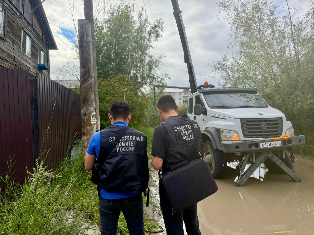 В городе Якутске возбуждено уголовное дело по факту гибели малолетнего ребенка Следственным отделом по городу Якутску СУ СК России по Республике Саха Якутия возбуждено уголовное дело по признакам преступления, предусмотренного ч.2 ст. 109 УК РФ причинение смерти по неосторожности вследствие ненадлежащего исполнения лицом своих профессиональных обязанностей . Согласно материалам уголовного дела, 27 июля 2025 года 8-летний мальчик на участке местности возле дома № 3 по ул. Широких-Полянского прикоснулся рукой к алюминиевому проводу, находящемуся под электрическим напряжением и свисающему с воздушной линии электропередач. В результате ребенок погиб на месте. Следователи провели осмотр места происшествия, в настоящее время по уголовному делу проводятся следственные действия, направленные на установление причин и обстоятельств произошедшего.