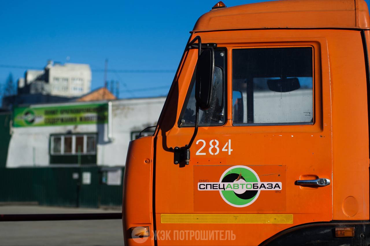 «Спецавтобаза» аннулирует ошибочные квитанции за мусор  Жители Свердловской области сообщили об ошибках в платежках за вывоз мусора. В «Спецавтобазе» подтвердили: часть квитанций оказалась некорректной.  Рассылку бумажных счетов приостановили, до 8 августа всем направят исправленные. Если платеж уже внесен — сделают перерасчет, он появится в новой квитанции.  Компания извинилась и продолжает консультировать жителей — в офисе, по телефону и в соцсетях.    Написать   Чат   Подписаться