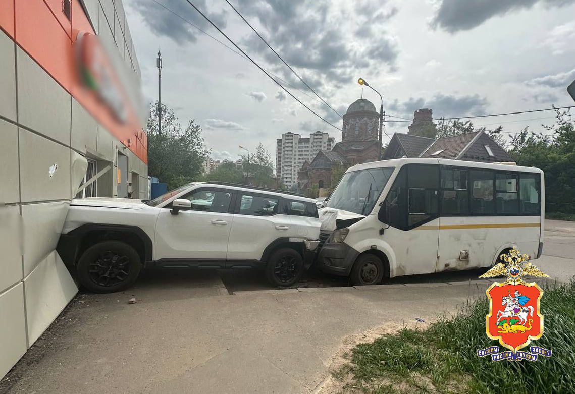 Маршрутка без пассажиров в Лобне сломалась во время езды и врезалась в припаркованный кроссовер, который по инерции пробил стену супермаркета. Пострадавших нет, в обстоятельствах ДТП разбирается полиция. «Москва»