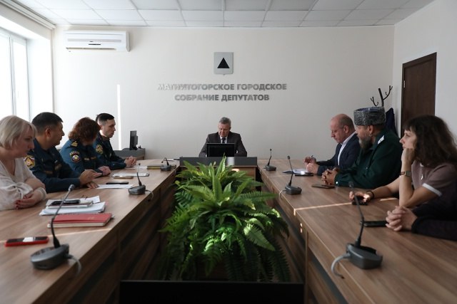 На заседании комиссии по предупреждению и ликвидации чрезвычайных ситуаций и обеспечению пожарной безопасности подвели итоги работы в летний период и обсудили подготовку к осени и зиме Как рассказала руководитель Магнитогорского инспекторского отделения центра ГИМС ГУ М ЧС России по Челябинской области Наталья Клищ летом в черте города на водных объектах погибло три человека В двух случаях установлен факт купания в неположенном месте и в состоянии алкогольного опьянения В целях предупреждения чрезвычайных ситуаций на водных объектах Магнитогорска специалистами управления гражданской защиты населения еженедельно организовывались проверки городских пляжей на регулярной основе межведомственной группой проводились патрулирования мест запрещенных для купания А перед началом купального сезона в образовательных учреждениях были проведены инструктажи на тему Профилактика безопасного поведения на воде По результатам заседания на осенне зимний период поставлена задача по информированию магнитогорцев о запрете выхода на лед Управлению образования администрации Магнитогорска поручаю провести внеплановые инструктажи с учащимися по недопущению выхода на тонкий лед водоемов Также необходимо будет определить места выхода горожан на лед и обновить запрещающие аншлаги подвел итог обсуждению первого вопроса заместитель председателя комиссии начальник управления гражданской защиты населения Олег Жестовский Также на повестке дня вопрос о противопожарном состоянии многоквартирных и индивидуальных жилых домов в осенне зимний период пожарная безопасность в СНТ По состоянию на 27 октября на территории Магнитогорск произошло 706 пожаров на которых погибло три человека получили травмы 13 человек из них один ребенок Количество пожаров по сравнению с прошлым годом увеличилось на 31 процент что обусловлено ранним началом весенне летнего пожароопасного периода в результате чего количество пожаров в виде горения травы и мусора на открытой территории увеличилось почти в два раза привел статистические данные начальник ОНДиПР по Магнитогорску и Верхнеуральскому району Сергей Герасимов При этом количество погибших снизилось на семь случаев количество травмированных уменьшилось на 10 случаев Эффективным инструментом предупреждения гибели и травмирования людей на пожарах остается установка автономных пожарных извещателей Работа в данном направлении будет продолжена сотрудниками УГЗН совместно со специалистами управления социальной защиты населения Рассматривая вопрос ландшафтных пожаров заместитель председателя комиссии начальник управления гражданской защиты населения Олег Жестовский доложил что в Магнитогорске завершена подготовка минерализованных полос к будущему весеннему пожароопасному сезону Общая протяженность опашки составила 51 5 километров Также на заседании КЧС обсудили вопрос привлечения магнитогорского казачества к борьбе с лесными и ландшафтными пожарами Атаман Второго отдела Оренбургского казачьего войска участник программы Герои Южного Урала Андрей Бережнев отметил что казачьи отряды всегда готовы прийти на помощь ранее подобная практика уже применялась при тушении подобных возгораний