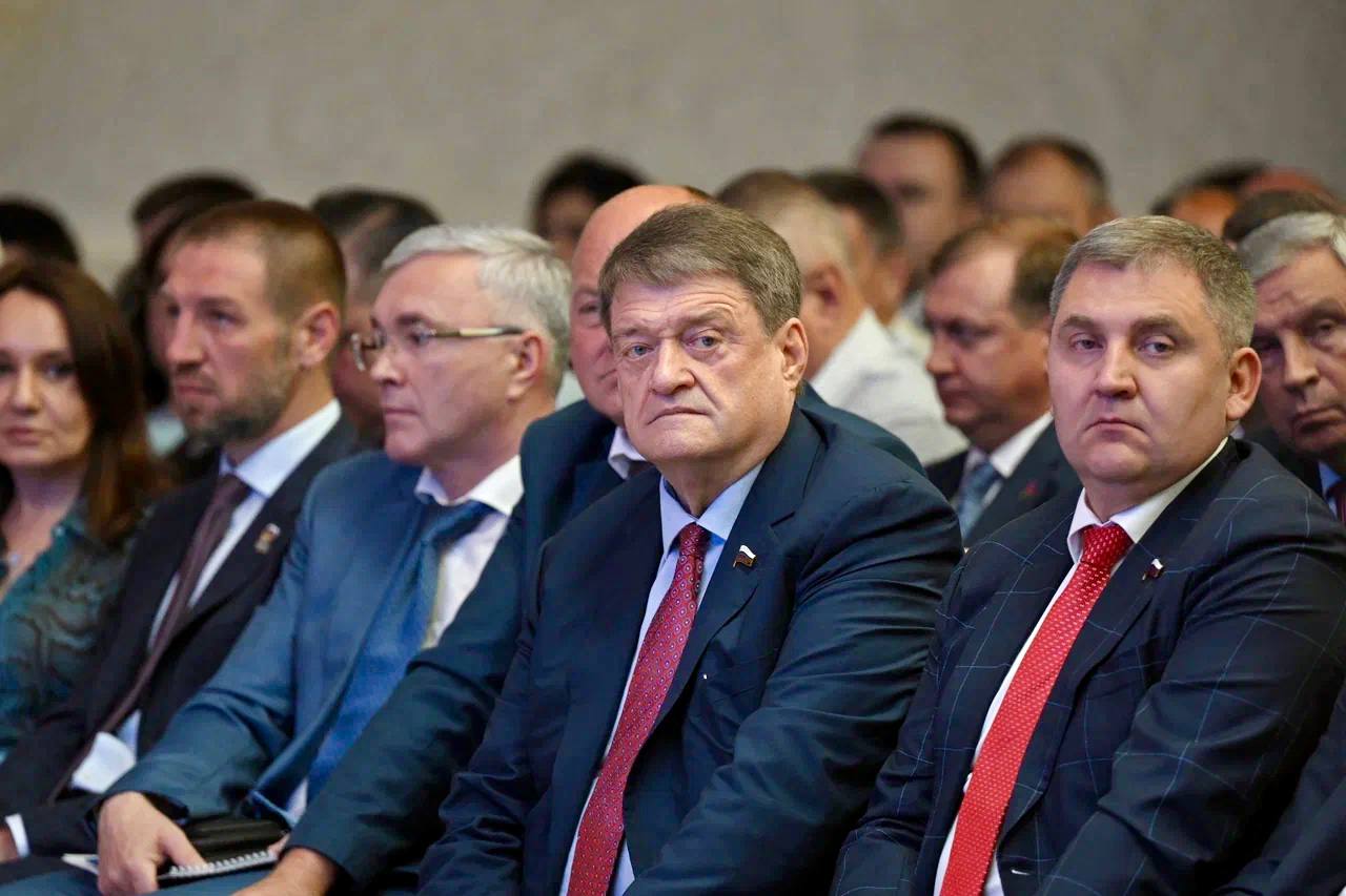 «Единая Россия» выдвинула Вениамина Ивановича Кондратьева кандидатом на выборах Губернатора Кубани Вместе с делегатами Тихорецкого местного отделения партии приняли участие в XXXVII Конференции Краснодарского регионального отделения партии. Кандидатуру Губернатора Кубани Вениамина Ивановича Кондратьева по итогам предварительного голосования поддержали Президиум регионального политсовета партии и Президиум Генерального Совета «Единой России». Путем тайного голосования делегаты приняли решение о выдвижении. - Мы живем во время вызовов и главное условия развития региона – это экономика, которую создают все жители, работающие в различных отраслях. Наш край сегодня является одним из опорных регионов страны. И этот статус мы обязаны сохранять и подтверждать каждый год, не самоуспокаиваться, – обратился к делегатам и участникам Конференции Вениамин Иванович. Мы видим, как успешно развивается экономика края, улучшаются условия жизни земляков, растут инвестиции в инфраструктуру, сельское хозяйство и туризм. Благодаря грамотному управлению в последние 10 лет наша Кубань процветает. Уверенность в завтрашнем дне, стабильность и развитие — вот главные приоритеты, которые стоят перед нами. Уверен, с таким сильным лидером, как Вениамин Иванович, нам по плечу любые задачи!