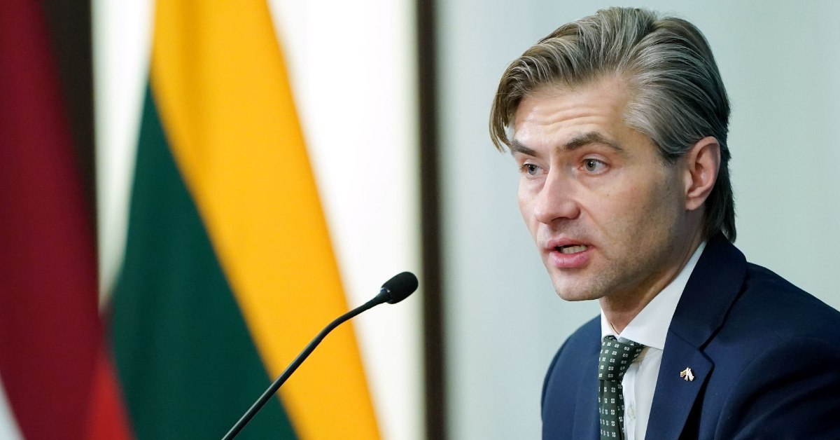 Литва призывает ЕС наказать Грузию за давление на оппозицию Глава МИД Литвы Кястутис Будрис призвал Евросоюз ввести санкции и изолировать грузинские власти. По его словам, ситуация в стране «продолжает ухудшаться», а уголовные дела против оппозиционеров — «совершенно неприемлемы». «Наше бездействие лишь усугубило ситуацию. Именно поэтому мы должны отреагировать сейчас», — заявил министр. Ранее СМИ сообщили: в ЕС обсуждают отмену безвиза с Грузией из-за разгона протестов.
