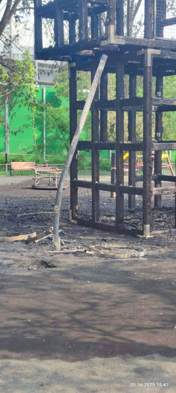 Судьба спортивной площадки на Нижегородской 106: быстрые действия и поддержка ветеранов футбола В ответ на волнение жителей по поводу уничтожения спортивной площадки на Нижегородской улице, дом 106, а также стремления восстановить площадку в кратчайшие сроки, специалисты провели экстренное совещание с местным населением, собрав мнения и предложения. Владимир Борисович Сочнов, известный футбольный тренер, воспитанник молодёжной системы клуба «Спартак», неоднократный призёр чемпионатов СССР и обладатель Кубка СССР по футболу, живущий недалеко от уничтоженной спортплощадки, направил официальное обращение к первому заместителю председателя Комитета Государственной Думы по физкультуре и спорту Дмитрию Александровичу Свищёву. Предстоит тщательно разобраться в обстоятельствах произошедшего. В любом случае расследование — дело компетентных органов правопорядка, но первостепенная задача — быстро восстановить объект, обеспечивающий спортивные потребности жителей района.
