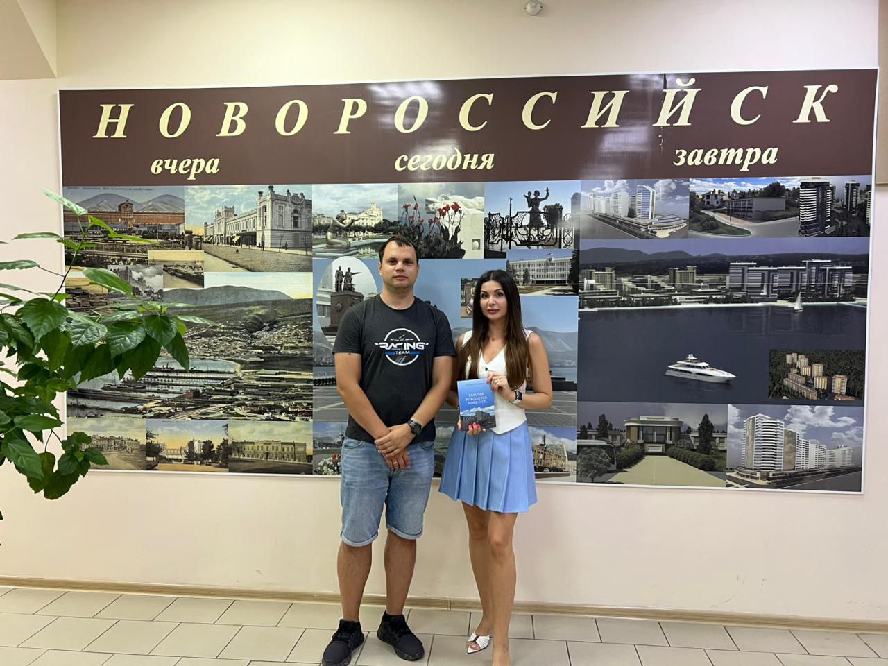 Передал несколько экземпляров своей новой книги в городской архив.