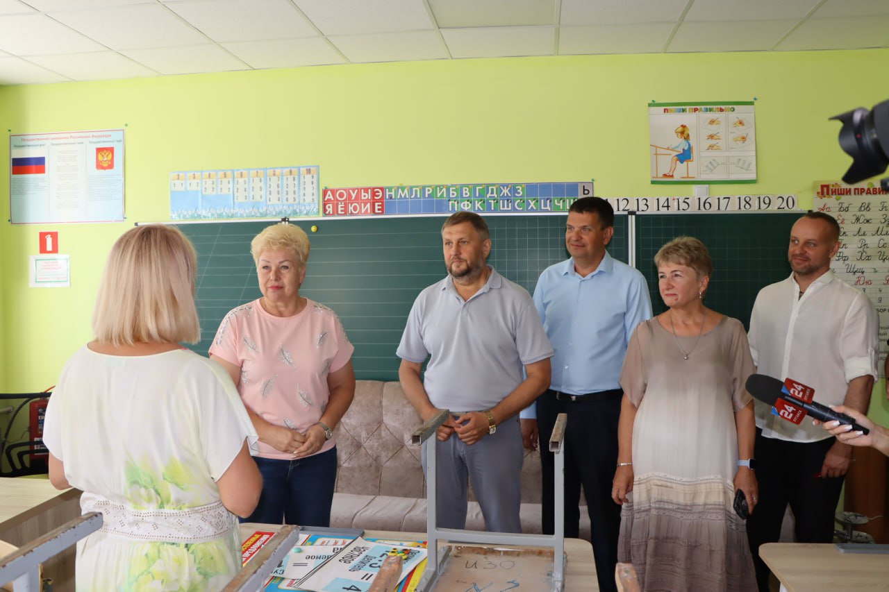 Совместно с Сенатором Российской Федерации от Луганской Народной Республики Ольгой Бас, региональным координатором партпроекта «Новая школа» Олегом Ковалем, представителями Министерства образования и науки ЛНР, Совета Лутугинского муниципального округа и родительской общественности посетил Георгиевскую среднюю школу №1, где в рамках федеральной программы «Модернизация школьных систем образования» проходит капитальный ремонт.  В рамках деятельности штаба депутатского и общественного контроля провели мониторинг выполнения работ на объекте. Осмотрели здание полностью – каждый класс, коридоры, актовый зал, пищеблок, а также прилегающую территорию. Особое внимание уделили качеству материалов и соблюдению сроков.    Сейчас специалисты подрядной организации занимаются внутренней отделкой помещений. С последнего моего инспектирования данной школы прошло не много времени, но прогресс, безусловно, заметен. Видно, что работы ведутся активнее.   Открытия этой школы с нетерпением ждут более 200 учеников.   Продолжение
