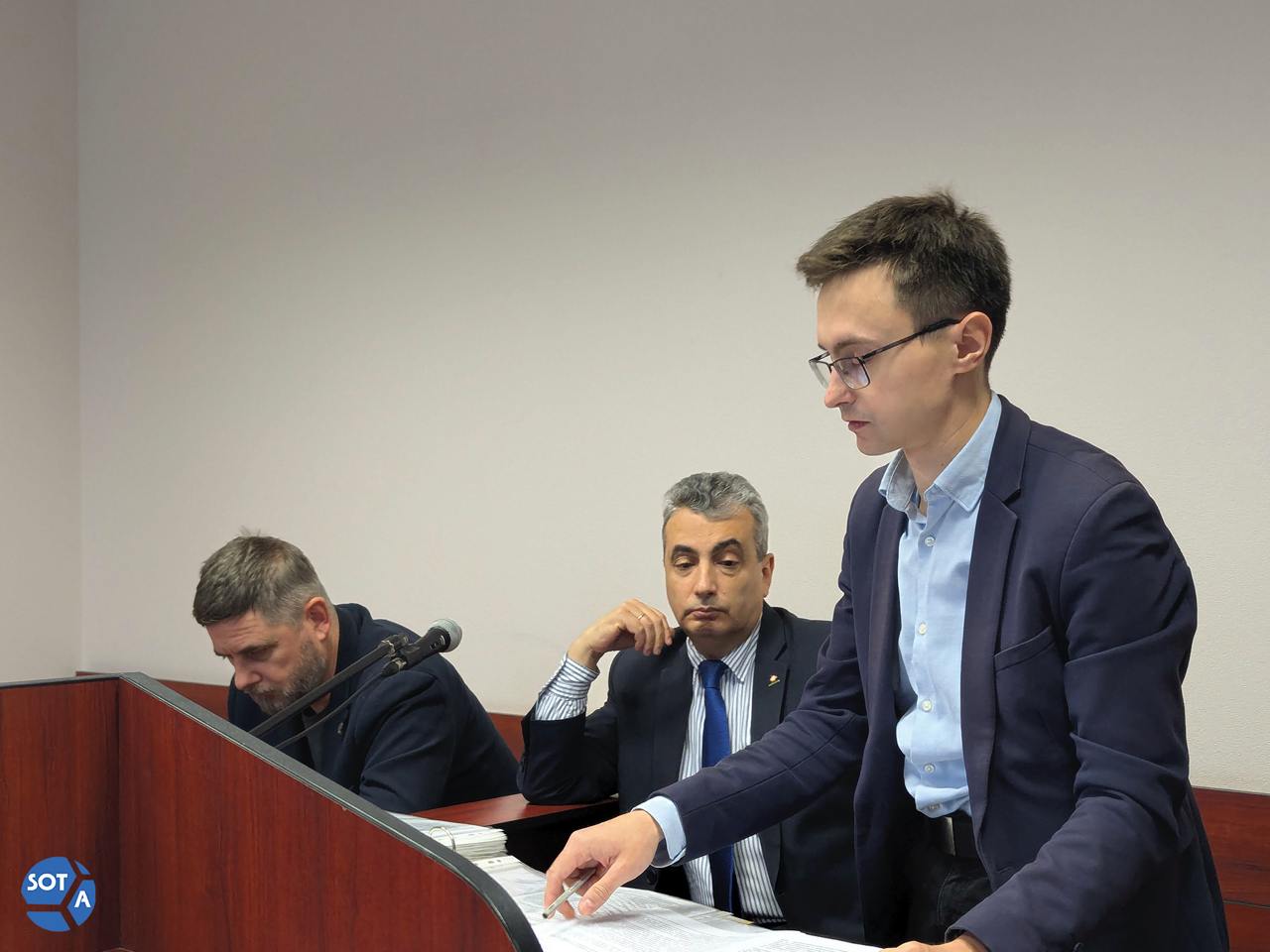 Прения по иноагентскому делу Льва Шлосберга все таки перенесли Ранее сегодня в прениях по делу Льва Шлосберга о неисполнении обязанностей иноагента прокурор Анна Горячева попросила назначить политику 440 часов обязательных работ Судья Елена Смирнова отклонила ходатайство Шлосберга о переносе заседания для подготовки ответа на выступление прокурора объявив лишь перерыв Тем не менее как передал наш корреспонеднт заседание все таки перенесли Оно продолжится 29 октября Фото SOTAvision Подпишитесь на SOTAvision новости из России без цензуры и пропаганды