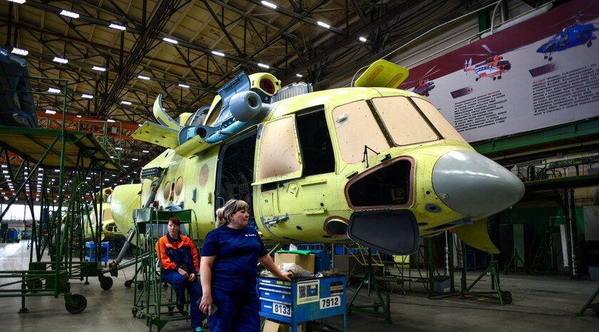 Российский вертолет «Ансат» получил отечественные двигатели и авионику Летные испытания обновленого вертолета «Ансат» с отечественными начались на Казанском вертолетном заводе. «Машина выполнила висение — вертикальный подъем в воздух без горизонтального полета», — говорится в сообщении авиационного портала «АТО». Основным элементом импортозамещенной версии стали новые отечественные турбовальные двигатели ВК-650В. Они заменили на «Ансате» канадские моторы PW207К. Сейчас в гражданской авиации России эксплуатируется 60 «Ансатов». Самым крупным эксплуатантом является Национальная служба санитарной авиации, у которой в парке 37 таких машин. Читать полностью