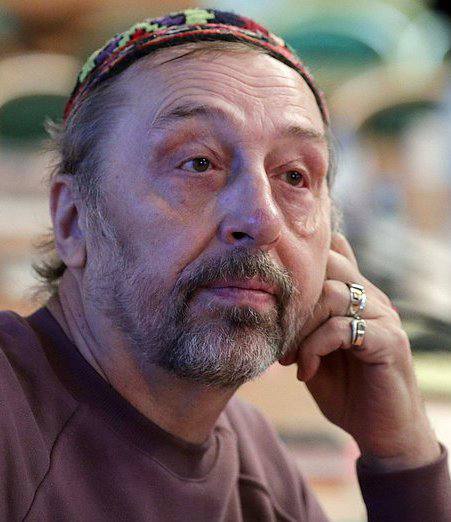 «Назло всем»: организатор театрального фестиваля в Екатеринбурге, которому чиновники не дали грант, готов провести его на своей даче В этом году свердловский Минкульт не дал денег на театральный фестиваль «Коляда-Plays», который проходит с 1994 года и стал одним из символов региона. Чиновники объяснили свой отказ тем, что организаторы мероприятия «вовремя не отчитались» по предыдущим грантам. После этого основатель фестиваля и известный свердловский режиссер Николай Коляда запустил народный сбор: за месяц ему удалось около 600 тысяч или 39% от необходимой суммы . Открытие фестиваля запланировано на 20 июня, за 11 дней на нем планируется показать 39 спектаклей. В настоящий момент оргкомитет оформляет разрешительные документы в надзорных органах и даже успел получить паспорт безопасности. При этом Коляда заявил, что опасается всевозможных проверок. «Ждем в гости налоговую, пожарников, Роспотребнадзор, санэпидемстанцию и все остальные карающие органы, — написал он в соцсетях. — Фестиваль все равно состоится при любой погоде и при любых обстоятельствах: на зло всем, если хотите». Режиссер подчеркнул, что готов провести фестиваль на своей даче, если этого не дадут сделать в городе. Напомним, что в июне 2023 года, накануне проведения фестиваля, в театр Николая Коляды пришли сотрудники ФСБ, чтобы проверить антитеррористическую безопасность. Тогда же ему отключили электричество. Частный драматический «Коляда-театр» работает в Екатеринбурге с 2001 года. За это время он стал одной из главных достопримечательностей города. Больше 20 лет театр проводит Международные открытые конкурсы драматургов «Евразия», основной целью которых является поиск молодых талантливых авторов. Каждый год на этот конкурс поступает несколько сотен пьес. Помочь со сбором на проведение «Коляда-Plays» можно тут. Фото: Википедия