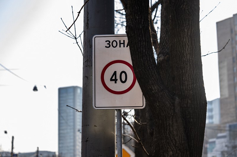 На улицах Владивостока появляются новые дорожные знаки В список адресов включены Маковского 53 88а 53а Луговая 52а 52ж Адмирала Юмашева 10 12 16 Калинина 279 277 281 275б Народный проспект 11 15 2б и Некрасовская 122 122а Это те места где по итогам мониторинга дорожной ситуации чаще всего фиксировались случаи нарушения правил дорожного движения и дорожно транспортные происшествия На днях знаки Направление движение по полосам вместе со скоростным режимом установили в районе Маковского 53а Теперь разрешенная максимальная скорость по крайней правой полосе снижена с 80 до 60 км в час В районе Луговой 52а появились знаки Уступи дорогу и на разделительном треугольнике поставили знаки Въезд запрещен и Остановка запрещена ДорожныеРаботы ДорогиВладивостока