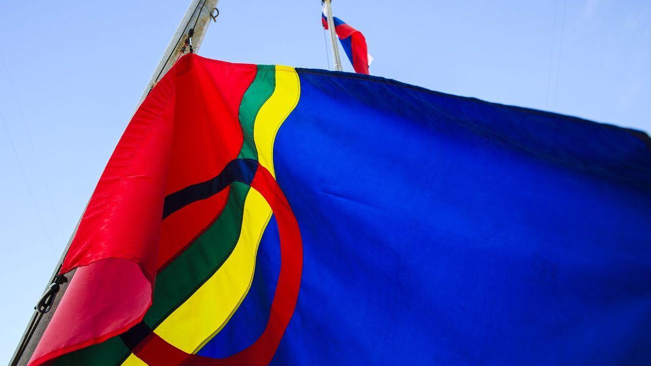 Правительство России утвердило план развития коренных народов Севера на ближайшие три года Он включает в себя более 100 мероприятий разделенных на тематические блоки В частности предусмотрено проведение ежегодного экологического мониторинга районов проживания и обязательное привлечение представителей малочисленных народов к общественным слушаниям по проектам освоения природных ресурсов Экономическая часть документа предполагает продвижение продукции традиционных промыслов на внутренний и внешний рынки через выставки и ярмарки а также финансовую поддержку оленеводства и сельского хозяйства Кроме того планируется создание национальных туристических маршрутов что даст импульс развитию местной инфраструктуры Фото правительство Мурманской области Все самые важные новости Telegram MAX