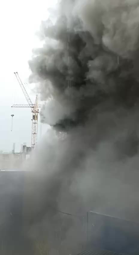 Пожар на проспекте Михаила Николаева в Якутске: горит склад супермаркета 'Планета электро'