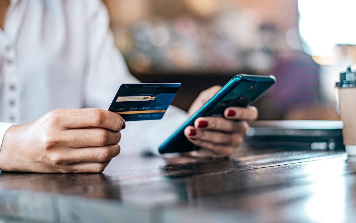 С карт россиян будут списания за отсутствие операций предупреждение банков Банки вправе списывать комиссию за спящие счета если по карте долго не проходит операций такие условия обычно закреплены в договоре Эксперты поясняют что это связано с расходами на обслуживание и хранение данных При этом клиенты нередко узнают о списаниях уже после факта поэтому им рекомендуют следить за обновлениями тарифов проверять выписки и вовремя закрывать неиспользуемые карты