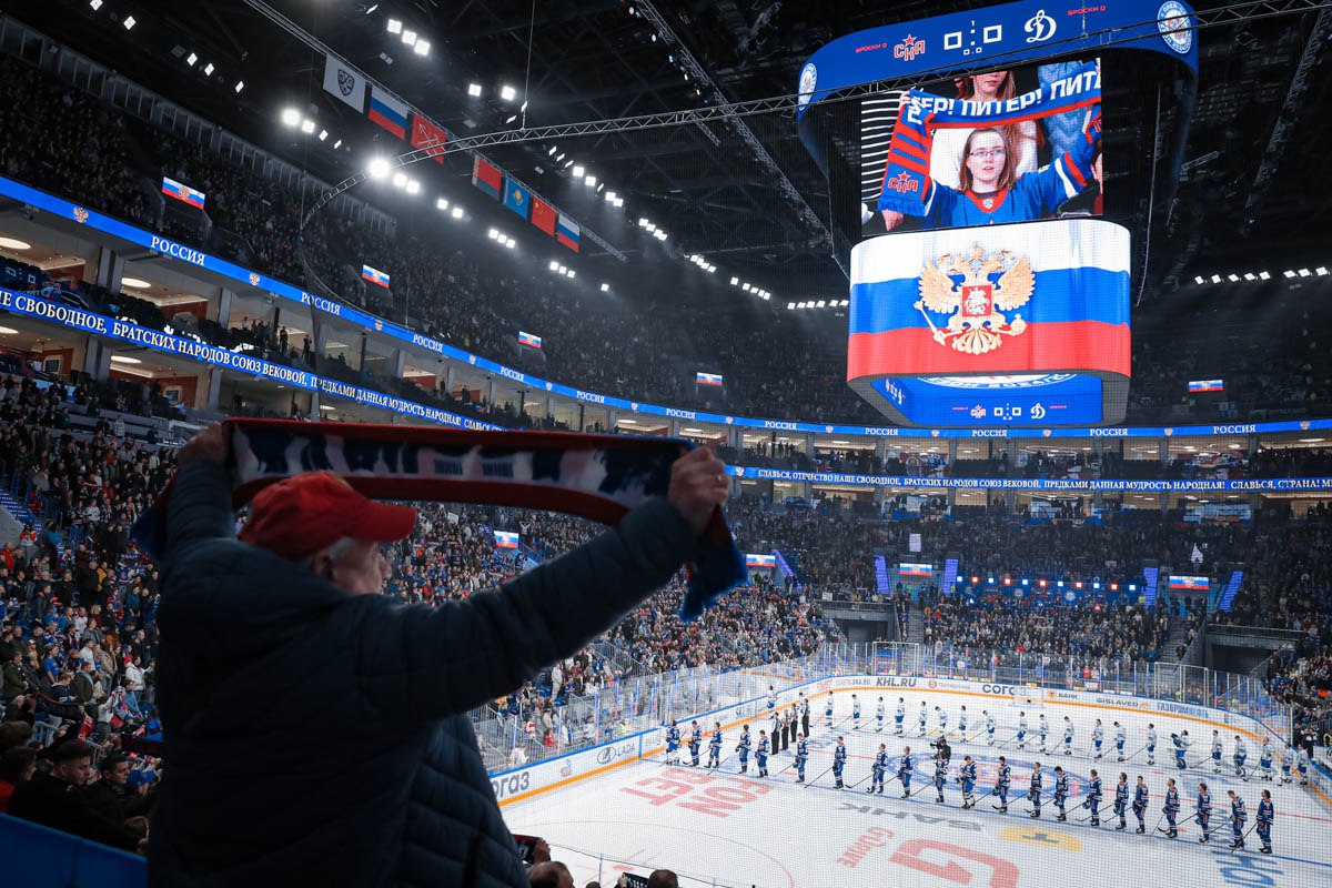 СКА отказался играть на самой большой ледовой арене в мире Петербургский СКА проведет следующий сезон в Ледовом дворце вместо «СКА Арены», сообщила пресс-служба клуба. Соответствующее решение принял совет директоров накануне из-за «низкой транспортной доступности» «СКА Арены» — ближайшую станцию метро «Парк Победы» в июне закрыли на капитальный ремонт. В СКА напомнили, что побеждали в Кубке Гагарина в 2015 и 2017 годах, выступая в Ледовом дворце расположен на востоке города . П«СКА Арена», которая вмещает более 20 тыс. зрителей на хоккейных матчах это самая большая ледовая арена в мире, на ней после открытия несколько раз устанавливали рекорды посещаемости , была введена в эксплуатацию в конце 2023 года. В июне 2024-го в чаше арены произошел пожар, из-за чего СКА до декабря играл в Ледовом дворце. СКА Подписаться на «РБК Спорт»