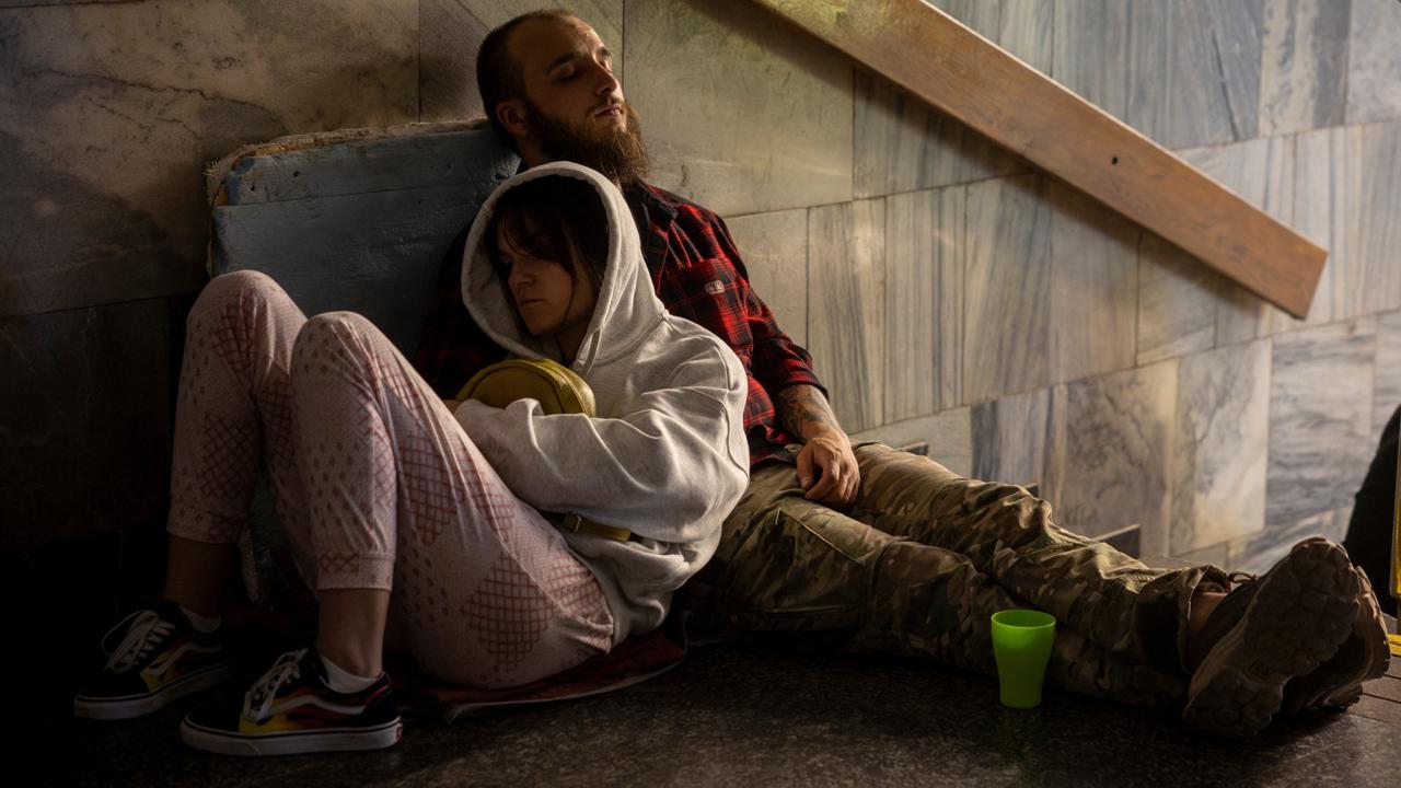 Власти сообщили об одном погибшем в Киеве В результате российских атак на Киев погиб один человек, сообщает глава городской военной администрации Тимур Ткаченко. «К сожалению, имеется информация об одном погибшем в результате атаки», — написал он в телеграме. Сообщается также, что в результате атаки поврежден вход на станцию метро «Лукьяновская», где люди укрывались во время атаки. Пострадавших нет. В нескольких районах украинской столицы возникли пожары. Фото из киевского метро: Reuters Сайт без VPN Telegram WhatsApp YouTube Рассылка