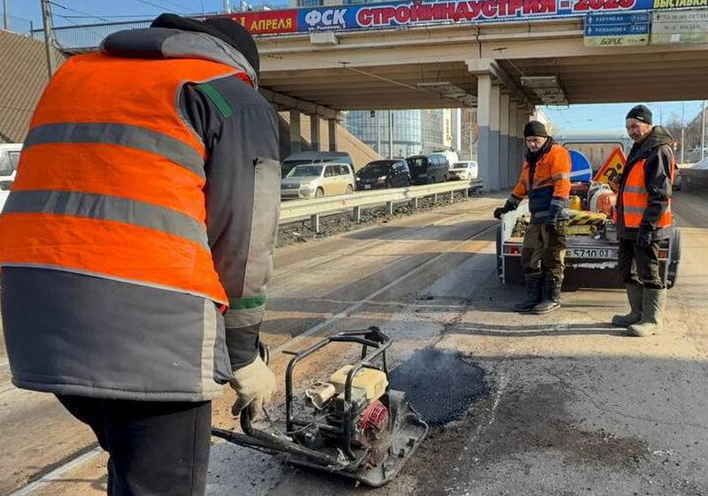 В Улан-Удэ уже начался ямочный ремонт  В Улан-Удэ стартовал ямочный ремонт дорог методом «холодного асфальта». Как сообщили в мэрии, центральные городские магистрали уже высохли, а дневные температуры уже позволяют применять этот метод.  #Бурятия  Подробности в «Номер один»       Сообщить нам свою новость можно по кнопке:       Письмо в редакцию