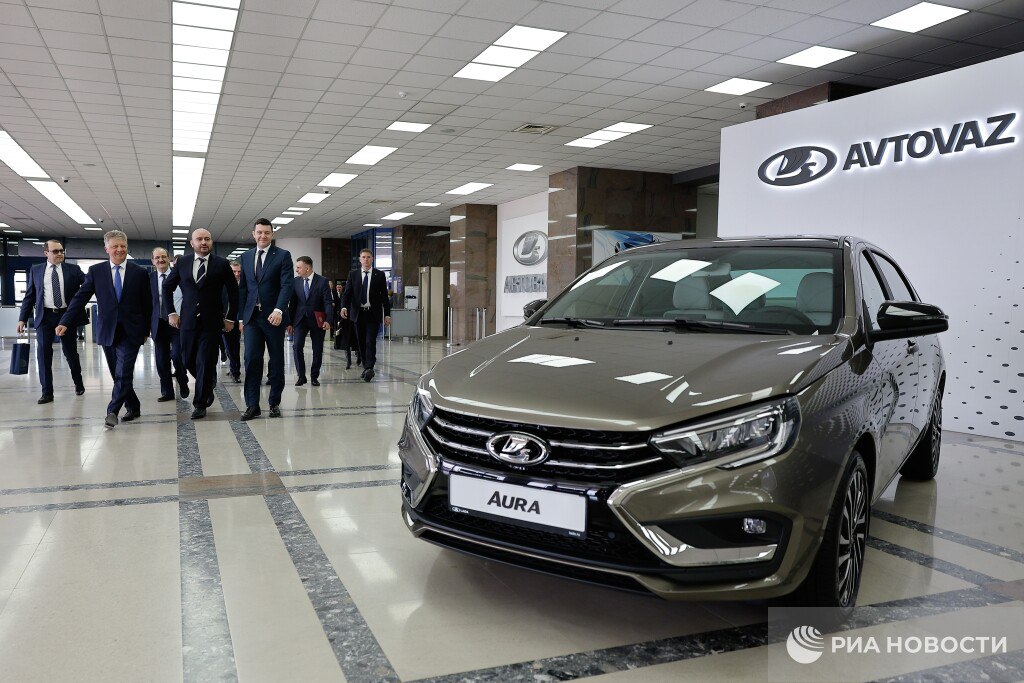 АвтоВАЗ ожидает снижения продаж Lada более чем на 15 от плана Мы уже скорректировали наши планы продаж на февраль причем скорректировали существенно минимум на 15 Но даже с учетом этой корректировки мы по темпам продаж сегодня не выходим на плановую траекторию сказал президент компании Максим Соколов Соколов рассчитывает что удастся реализовать более 20 тысяч машин АвтоВАЗ совместно с дилерами и дочерним Авто Финанс Банком будут думать над стимулирующими программами Подписаться на РИА Новости