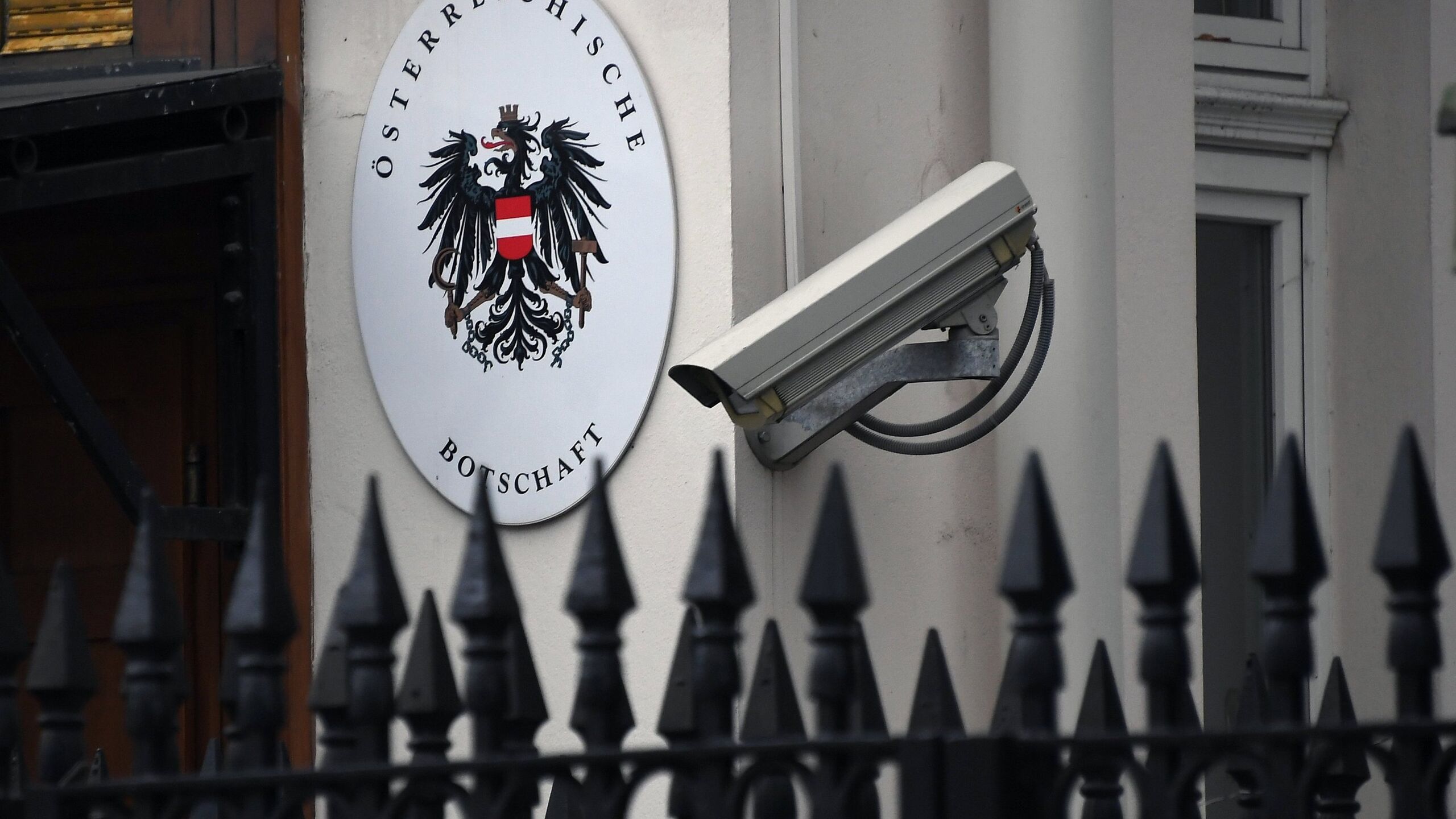 Австрийская дипмиссия в Москве обещала выдавать россиянам мультивизы до одного года при выполнении некоторых условий заявил в интервью РИА Новости новый посол РФ в Вене Андрей Грозов Никаких официальных разъяснений по данному вопросу в посольство России ред не поступало однако наши коллеги из австрийской дипмиссии в Москве заверили что выдача многократных виз на срок до одного года по прежнему возможна при условии выполнения необходимых предпосылок наличия у заявителя уже выданной годовой визы или трех однократных виз в течение двух последних лет Будет ли это соблюдаться на практике посмотрим сказал российский дипломат отвечая на вопрос о текущей ситуации с визовыми решениями Австрии в отношении граждан России в том числе с выдачей мультивиз