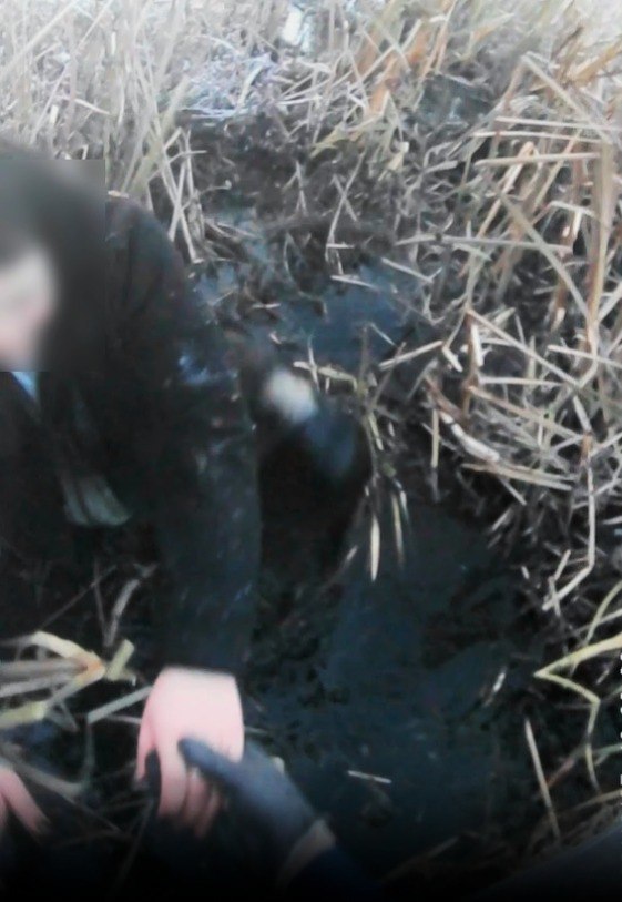 Девушку после девичника нашли в болоте Дама из Миасса хорошо отдыхала с подругами а затем пошла домой По дороге она заблудилась и оказалась в местном болоте Девушка не растерялась набрала знакомому а тот в службу спасения Когда они приехали на место пострадавшая уже была по грудь в воде Ее вытащили и отвезли домой Подписаться Мы в MAX