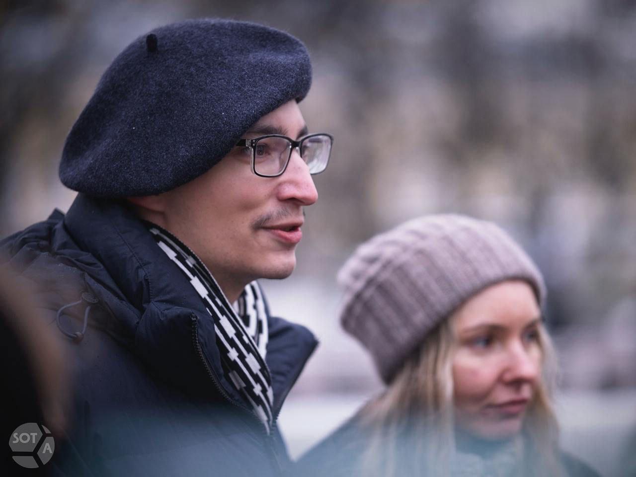 Акциониста Павла Крисевича нашли в отделении полиции в Истре Павел Крисевич найден в Истре в ОВД на Комунны 11А сообщили в его телеграм канале За что он задержан неизвестно Вчера Крисевича отпустили после 15 суток по статье о мелком хулиганстве но затем повезли в другой отдел полиции подписать предостережение после этого он перестал выходить на связь Его близкие предполагали что его могли задержать вновь Фото архив SOTAvision