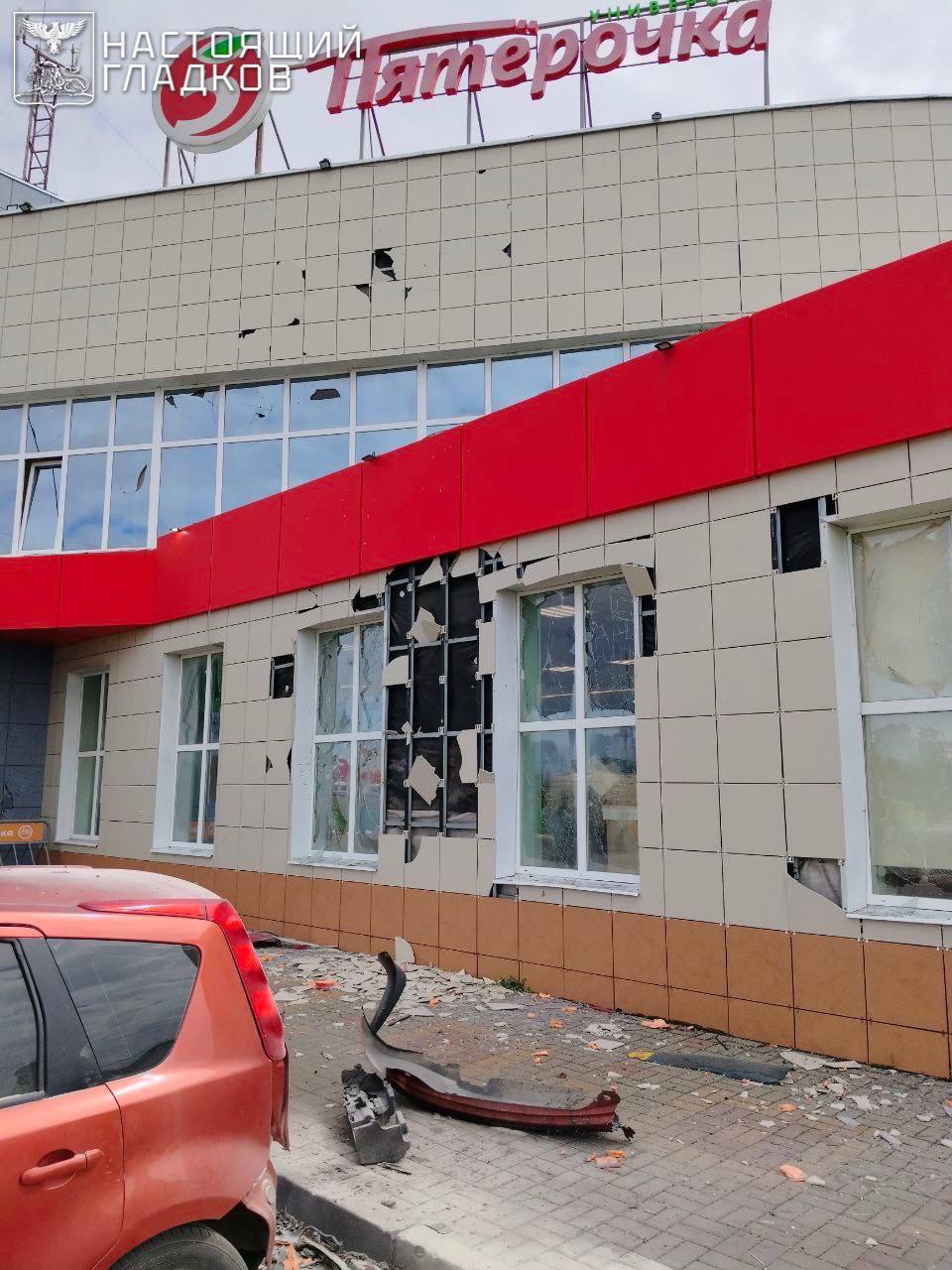 Белгородский район атакован беспилотниками ВСУ  Предварительно, никто не пострадал.  «В селе Таврово в результате атаки беспилотника на коммерческий объект повреждены остекление и фасад здания. Также у трёх припаркованных рядом легковых автомобилей выбиты стёкла и посечены кузовы.   В селе Никольское от ударов ещё двух беспилотников в одном частном доме выбиты окна, повреждены кровля и фасад, во втором — осколками посечены окно и фасад.   Информация о последствиях уточняется. Оперативные службы работают на местах», — сообщил губернатор.    Жесть Белгород - подписаться