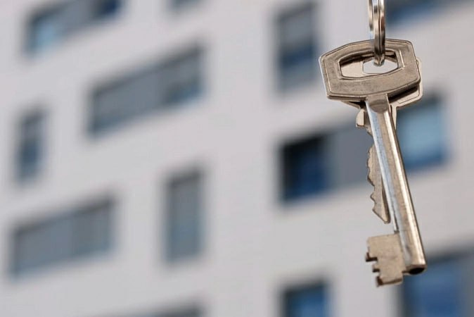 Сроки заселения в арендное жилье существенно сократились Процедура заселения в арендное жилье упрощена в Беларуси в частности существенно сокращены сроки заселения сообщили в пресс службе правительства Там уточнили что соответствующее постановление подписал премьер министр страны Александр Турчин Это было сделано в целях приведения актов законодательства в соответствие с указом главы государства от 3 ноября 2025 года 388 О совершенствовании порядка заселения арендного жилья Также для местных органов власти сокращено количество дней отводимых на размещение информации о наличии арендного жилья с семи до одного Установлен срок обращения граждан для заключения договора найма он составит до 5 рабочих дней Разговоры на кухне