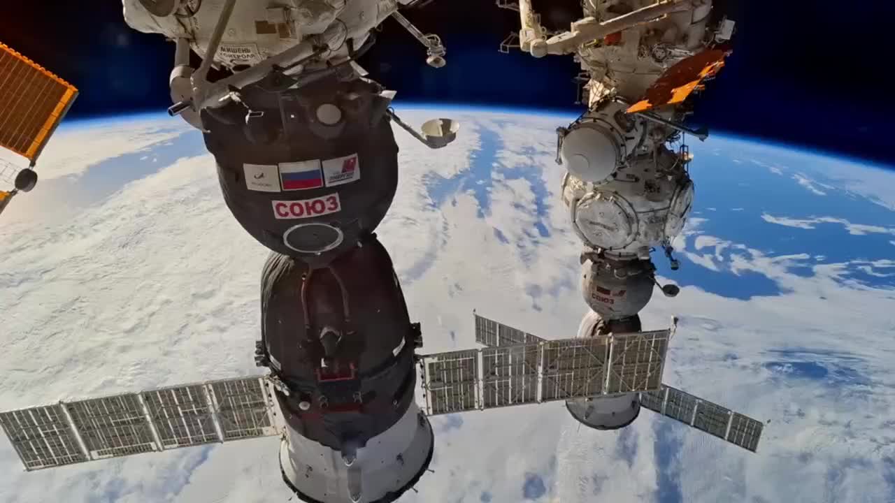 Космонавт Олег Платонов делится уникальными кадрами с МКС, где впервые заняты все стыковочные узлы