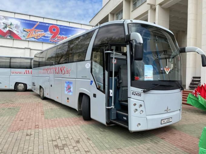 Теперь и «автобусная война».   «Минсктранс» отказался ездить в Вильнюс на трех рейсах  Об этом белорусский перевозчик заявил после сообщения, что его визави из Литвы Eurolines сократил по этому направлению число рейсов также до 3 в день.  Временное ограничение начнет действовать с 14 августа «до получения необходимых разрешительных документов».