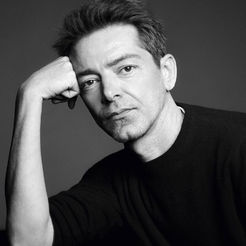 Питер Мюлье стал креативным директором Versace Дизайнер представит первую коллекцию уже в сентябре этого года