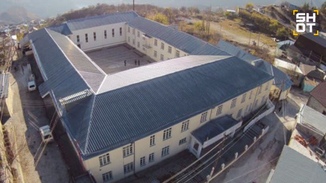 Стрельба в школе 1 в дагестанском селе Унцукуль Предварительно несколько человек ранено Инцидент произошёл в учебном заведении в Унцукульском районе По словам очевидцев пострадавших доставили в местную больницу Подписывайся на SHOT в MAX   max ru shot