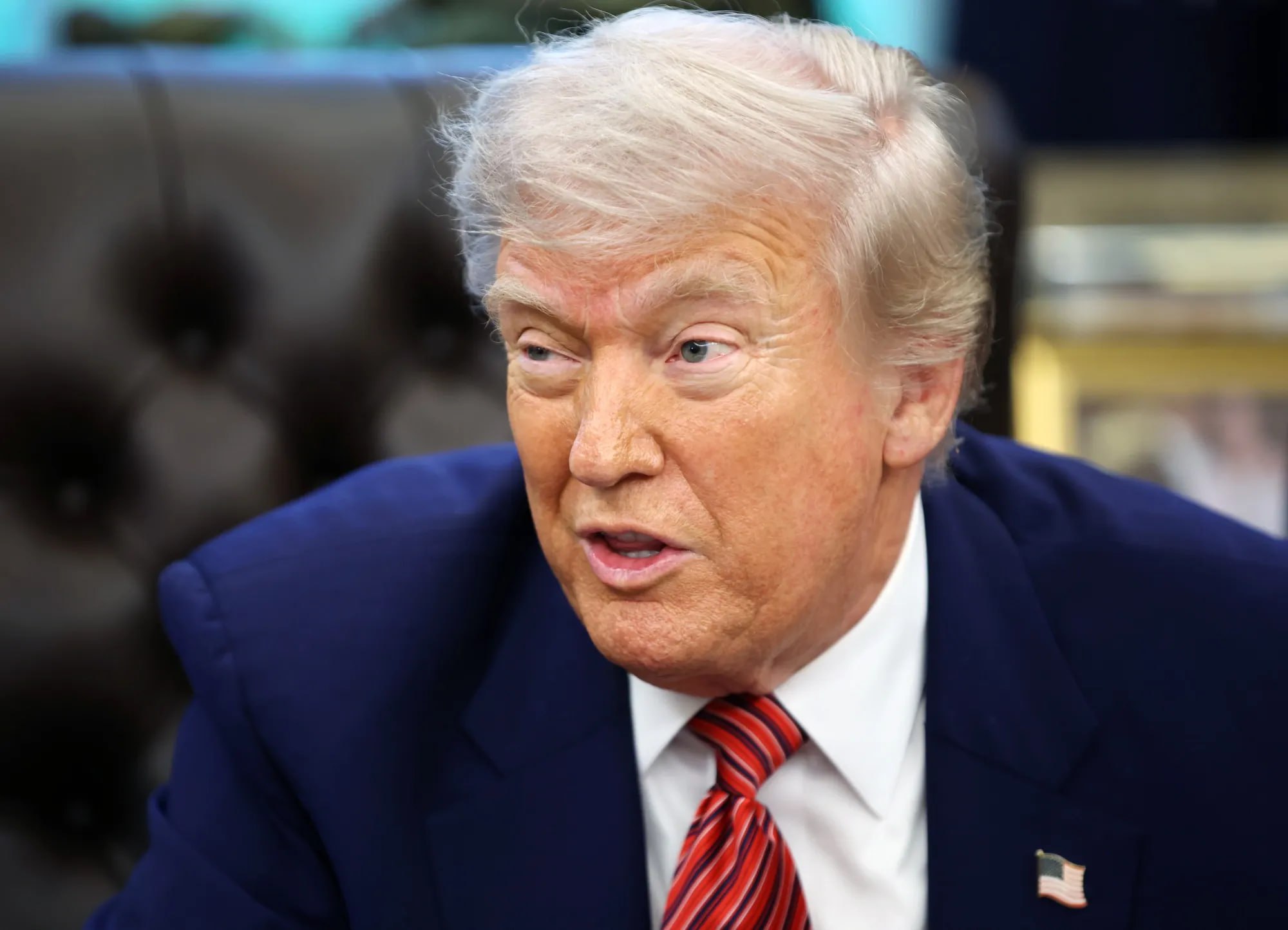 Глобальные пошлины Трампа заблокированы федеральным судом – Reuters Пошлины, введенные Дональдом Трампом в честь «Дня освобождения», были заблокированы Судом по международной торговле, который постановил, что президент превысил свои полномочия, введя их. Иск был подан Liberty Justice Center от имени 5 малых американских предприятий, импортирующих товары из стран, на которые распространяются пошлины и является 1 из 7 судебных исков, направленных против тарифной политики Трампа. #политика #экономика Больше новостей США здесь. Подписывайся!