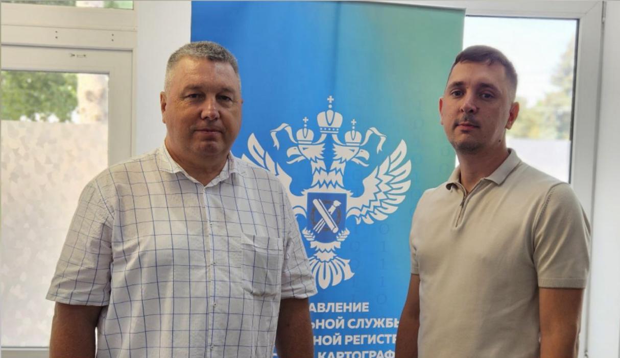 Управление Росреестра по Херсонской области зарегистрировало первый договор долевого участия на строительство многоквартирного дома в Скадовске После правовой экспертизы Росреестр подтвердил соответствие договора закону и зарегистрировал его. Этот шаг важен для прозрачности сделки и защиты прав будущих собственников. "Регистрация первого ДДУ в Скадовске — это не просто формальная процедура, а важнейший сигнал для рынка недвижимости Херсонской области", — отметил руководитель регионального Управления Росреестра Василий Романов. ПОДПИСАТЬСЯ НА ТАВРИЮ
