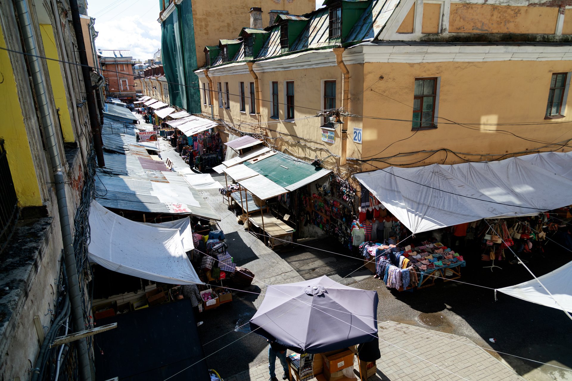 Два корпуса Апраксина двора ждет реконструкция Их планируют приспособить под непродовольственную торговлю Также в планах соединить два корпуса галереей с атриумом и восстановить витражи на боковых фасадах наружную галерею на уровне первого этажа Подробнее